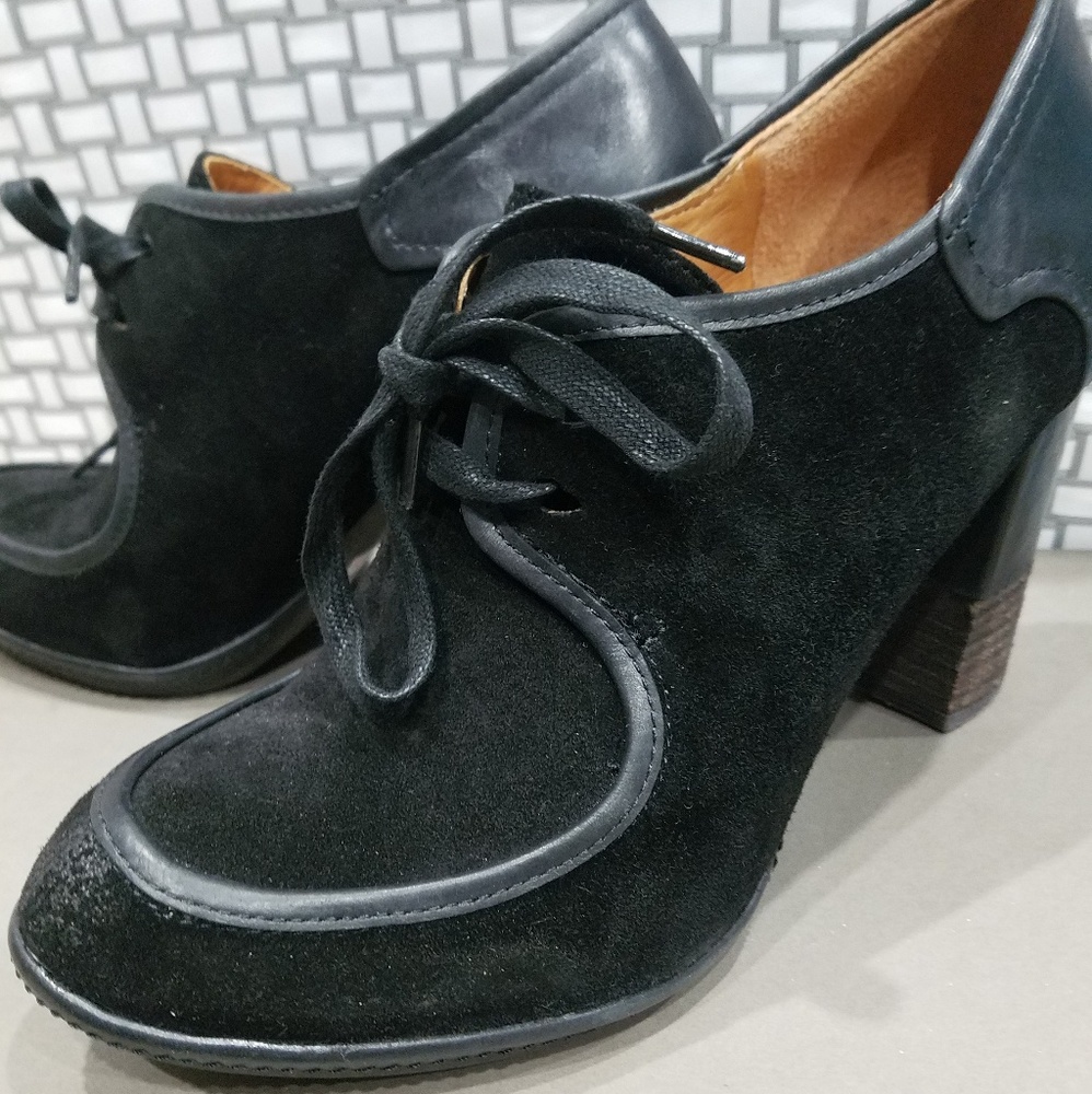 Naya "Mindy" black heel shoes